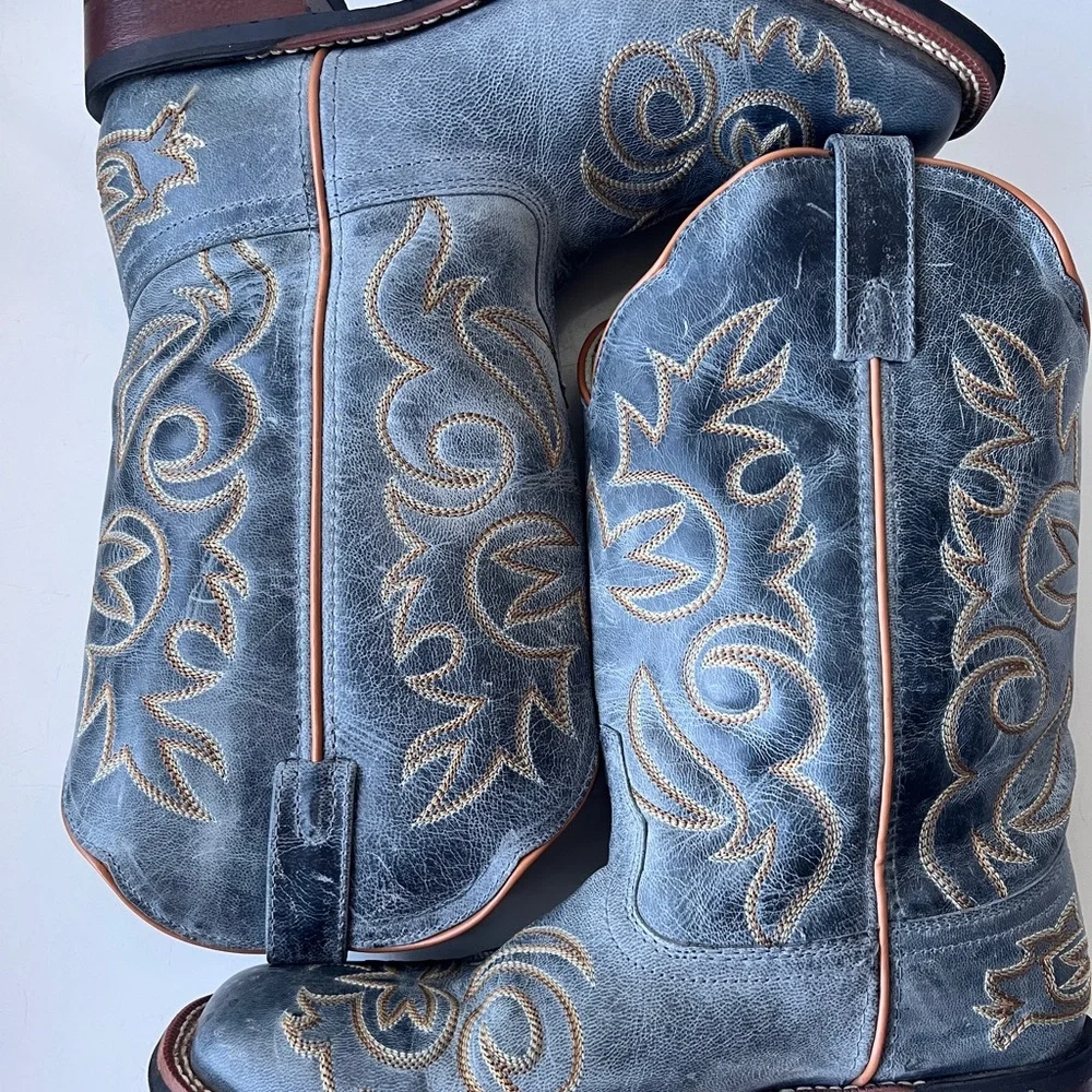Laredo ladies Ella Blue Leather embroidered square Toe Boots 
▪️size 10 l - Picture 13 of 14